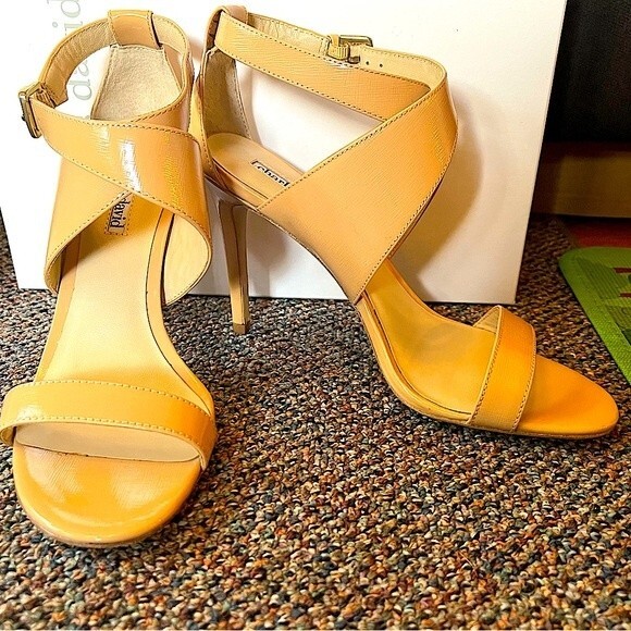 Charles by Charles David Icon Camel Patent Leather Criss Cross Strap Sandal Heel - Picture 1 of 7